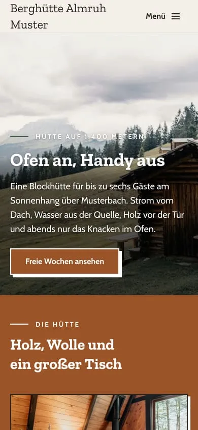 Startseite der Berghütte Almruh Muster mit Blockhütte am Berghang und Holzbraun am Handy