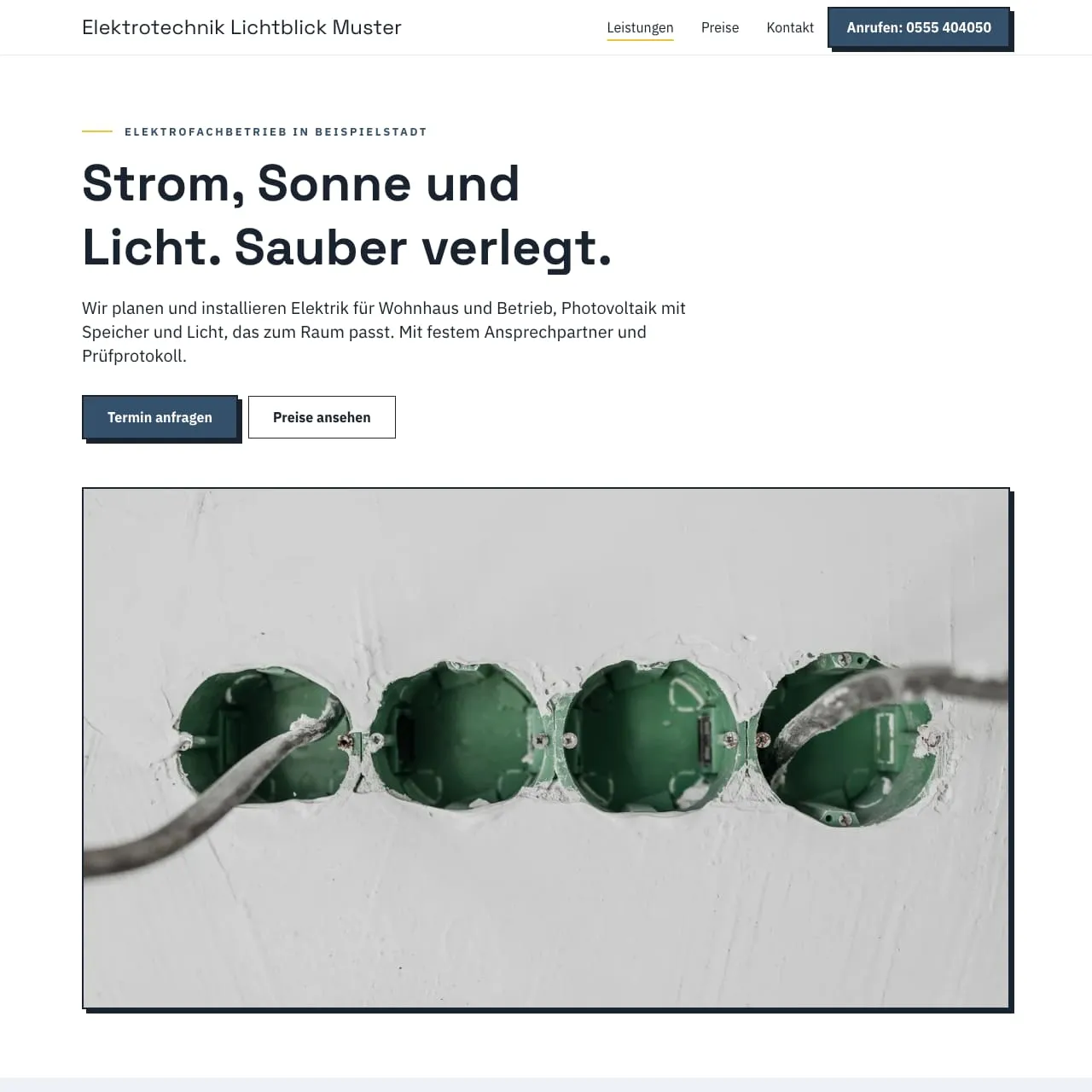 Startseite von Elektrotechnik Lichtblick Muster in Weiß, Graublau und Signalgelb am Rechner