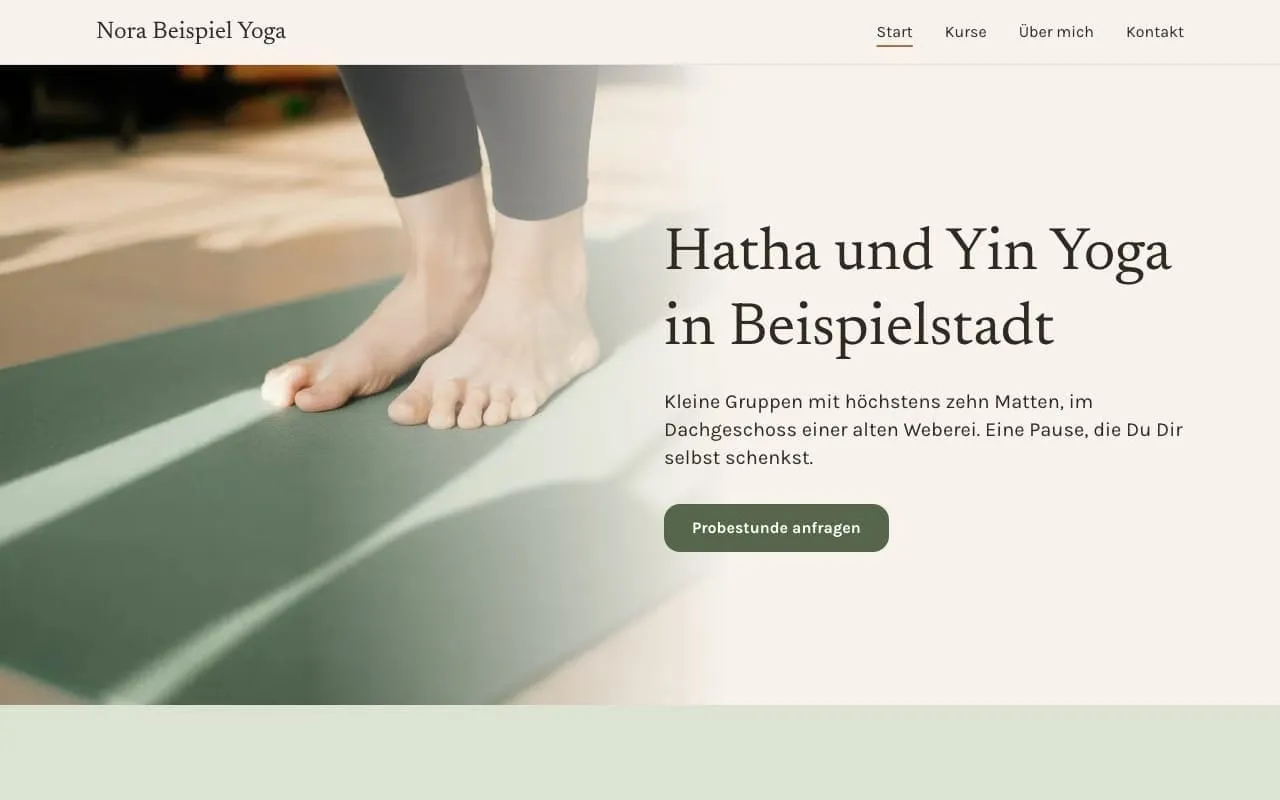 Neue Startseite von Nora Beispiel Yoga mit großer Überschrift, einem Knopf und einem ruhigen Foto