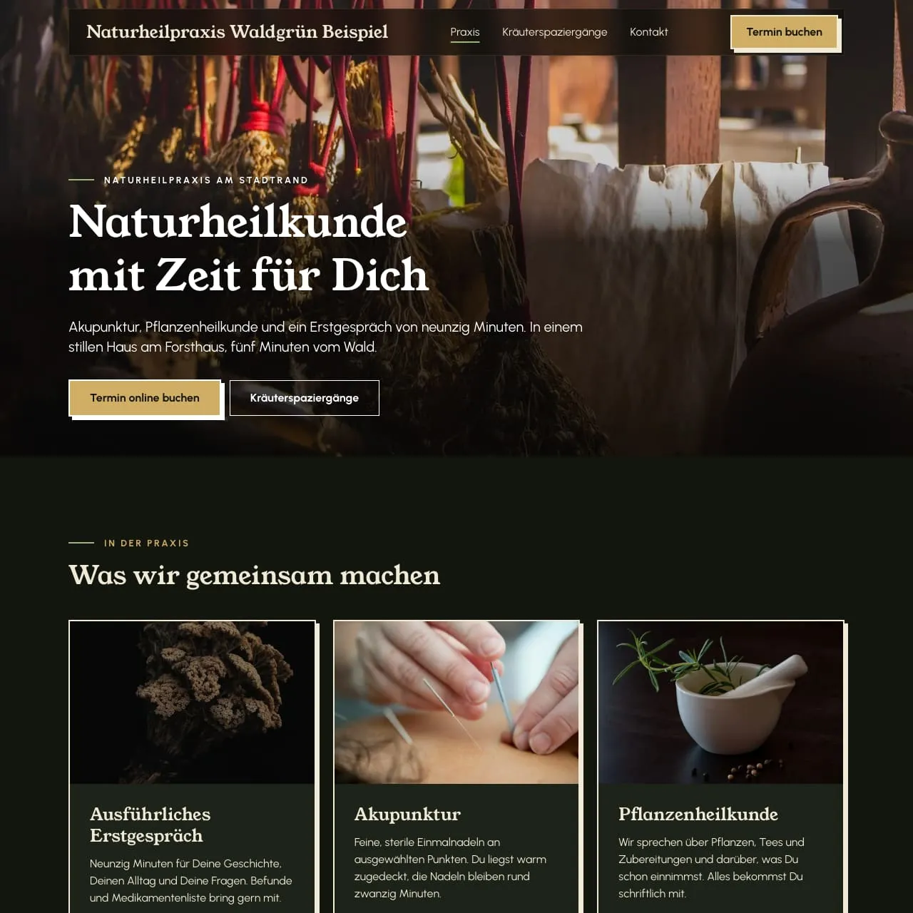 Startseite der Naturheilpraxis Waldgrün Beispiel mit Kräuterbündeln in Waldgrün und Messing am Rechner