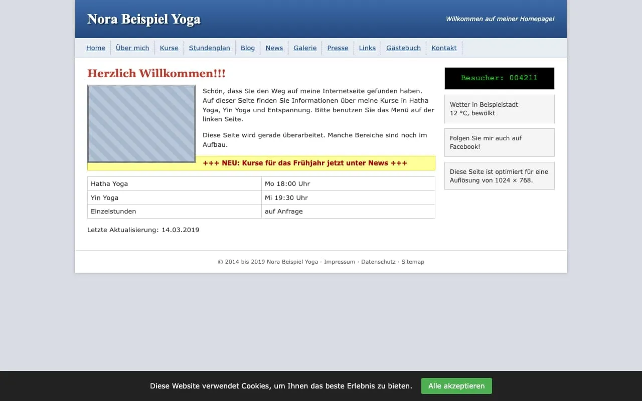 Erfundene alte Startseite von Nora Beispiel Yoga mit langem Menü, Besucherzähler, Lauftext und Cookie-Banner